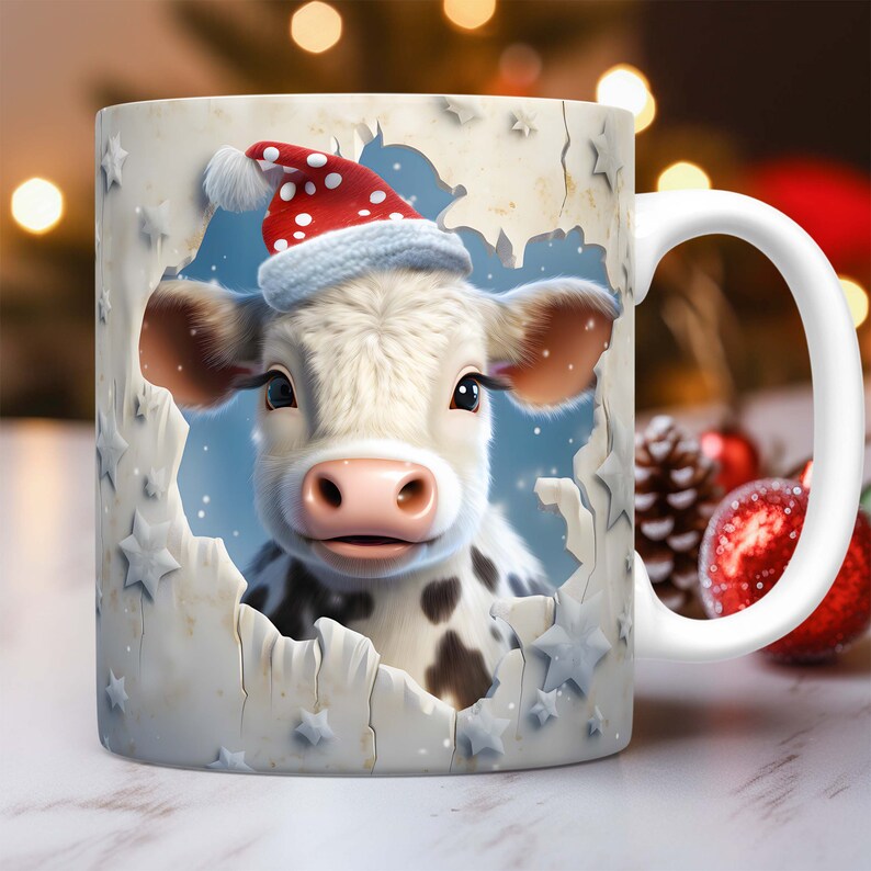 Peut inclure: Mug en c&eacute;ramique blanche avec un motif festif. Un veau tachet&eacute; de blanc et de noir portant un bonnet de P&egrave;re No&euml;l rouge et blanc se faufile &agrave; travers un motif de papier d&eacute;chir&eacute; avec des &eacute;toiles.