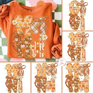Puede incluir: Sudadera naranja con la palabra "MOM" en un diseño de temática otoñal. Las letras están rellenas de patrones de calabazas y cuadros, acentuadas con lazos y margaritas. Una prenda cálida y festiva.