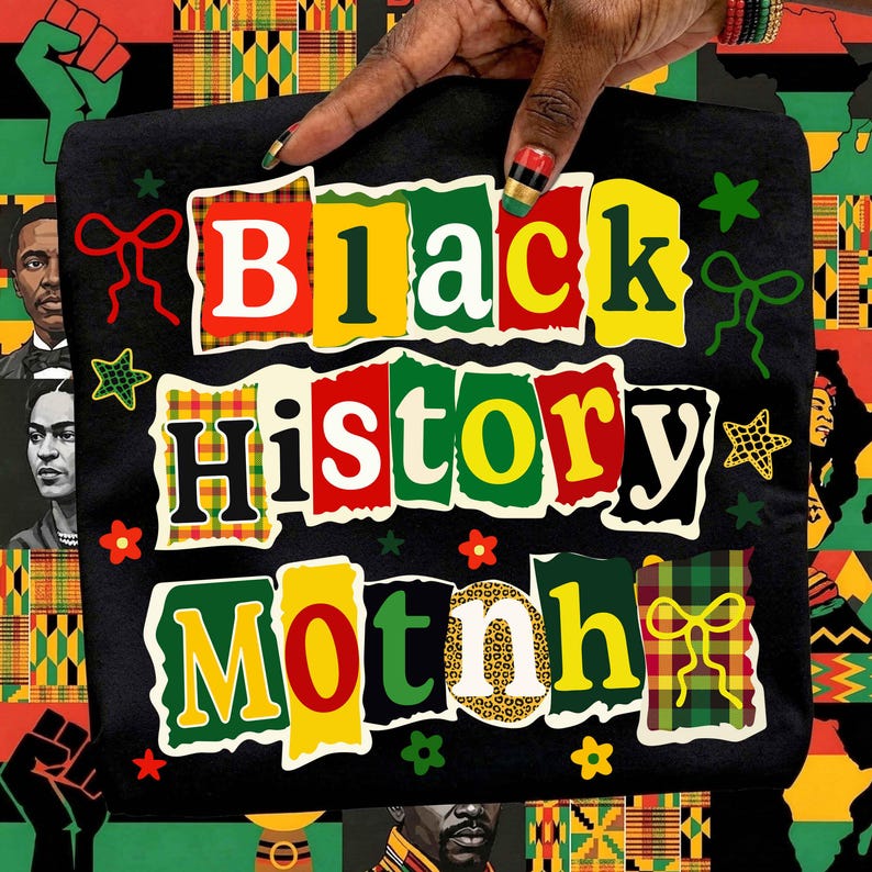 Puede incluir: Camiseta negra con las palabras "Black History Month" en letras coloridas y recortadas. El dise&ntilde;o incluye estrellas, lazos y un acento de estampado de leopardo. El fondo presenta patrones y retratos de inspiraci&oacute;n africana.