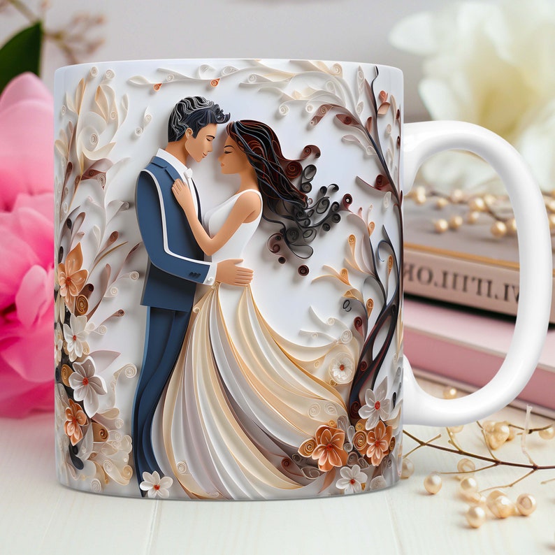 Pode incluir: Caneca de cer&acirc;mica branca com um design de quilling de papel de um casal em um vestido de noiva e um terno. O design apresenta detalhes intrincados e elementos florais.