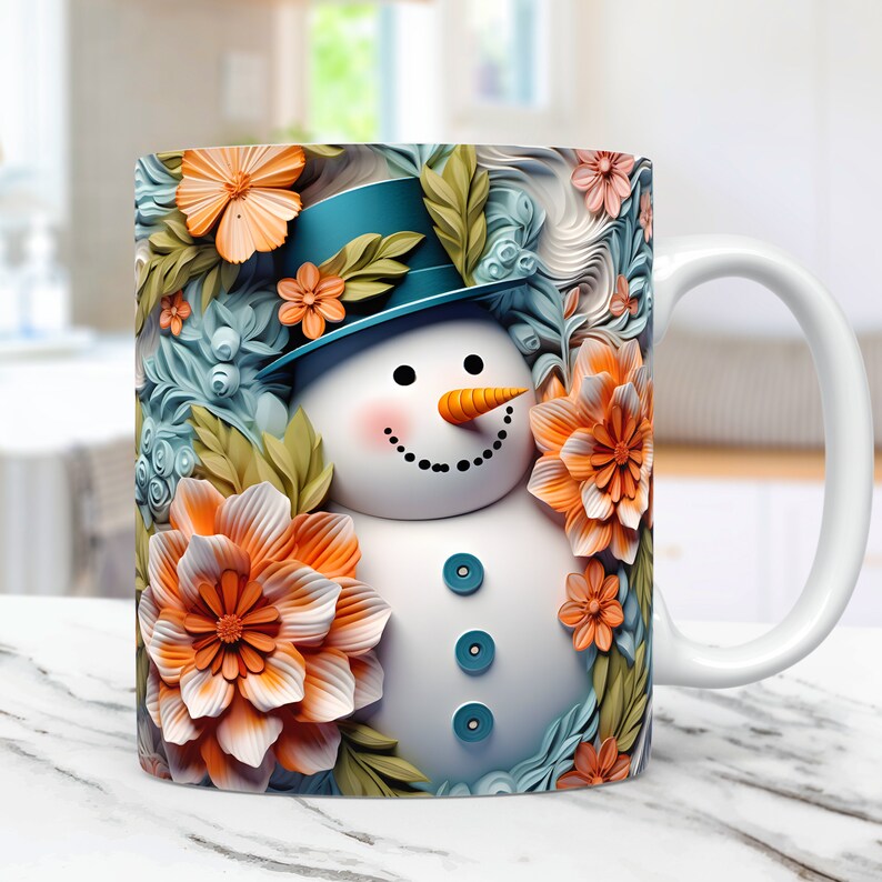 K&ouml;nnte beinhalten: Wei&szlig;e Keramiktasse mit einem l&auml;chelnden Schneemann, der einen tealblauen Zylinder tr&auml;gt und von orangefarbenen und tealblauen Blumen umgeben ist. Der Schneemann hat eine Karottennase und schwarze Punktaugen und -mund.