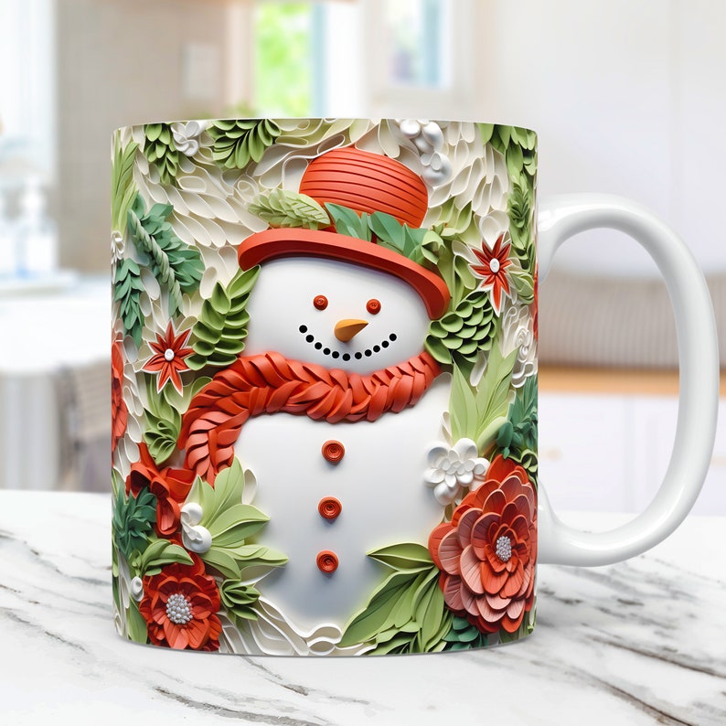 K&ouml;nnte beinhalten: Wei&szlig;e Keramik-Tasse mit einer 3D-Illustration eines Schneemanns mit rotem Hut und Schal, umgeben von gr&uuml;nem Laub und roten Blumen. Der Schneemann hat ein schwarzes Kohlel&auml;cheln und Knopfaugen. Ein festliches Winterdesign.