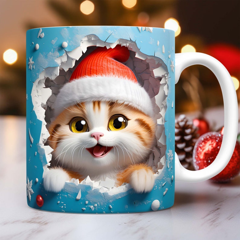 Peut inclure: Une tasse en c&eacute;ramique blanche avec un motif bleu et blanc. Un chat de dessin anim&eacute; portant un bonnet de P&egrave;re No&euml;l rouge et blanc sort d'un trou dans la tasse. Le chat a du pelage orange et blanc et de grands yeux bleus.