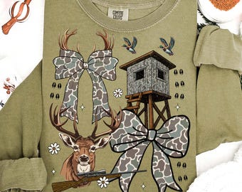 Temporada de caza de moda (PNG), Caza de ciervos (PNG), Arco de camuflaje preppy (PNG) Sublimación de cazador de patos, Camiseta de caza coqueta (PNG), Arco de camuflaje de otoño para niña (PNG)