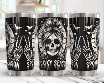 Op de afbeelding: Drie roestvrijstalen bekers met een zwart-wit ontwerp met een schedel met een knot, vleermuizen, sterren en de tekst "Spooky Season".