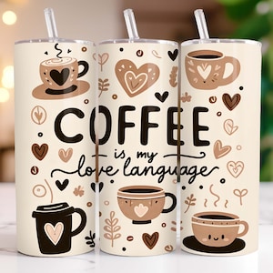 Może przedstawiać: Biały kubek z wzorem brązowej i czarnej filiżanki do kawy. Kubek ma słomkę i napis "COFFEE is my love language." Wzór zawiera również serca, liście i ziarna kawy.
