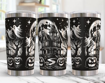 Op de afbeelding: Drie roestvrijstalen bekers met een zwart-wit ontwerp met een spookhuis, geesten en pompoenen. Het ontwerp doet denken aan een klassieke Halloween-illustratie.