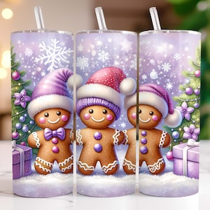 Può includere: Tre omini di pan di zenzero con cappelli viola e rossi stanno davanti a un albero di Natale viola e verde. Lo sfondo è una scena innevata viola e bianca.
