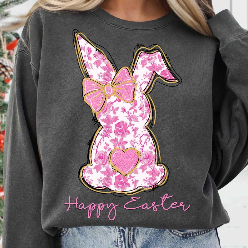 Op de afbeelding: Een antracietkleurig sweatshirt met een roze bloemenkonijnontwerp en de tekst "Happy Easter" in roze.