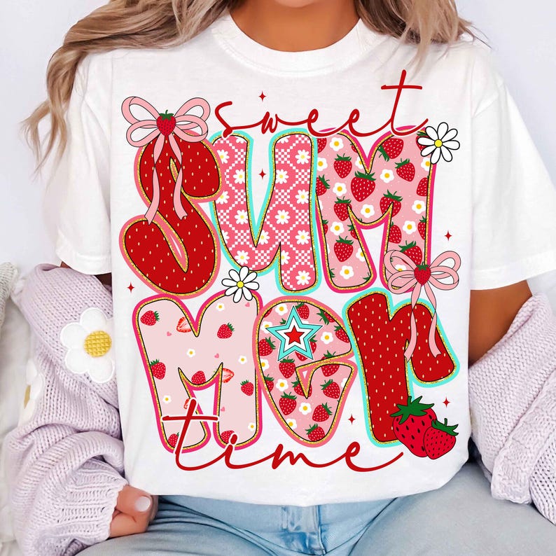 Pu&ograve; includere: Maglietta bianca con un design grafico delle parole "Sweet Summer Time" in stile patchwork con fragole e fiori.
