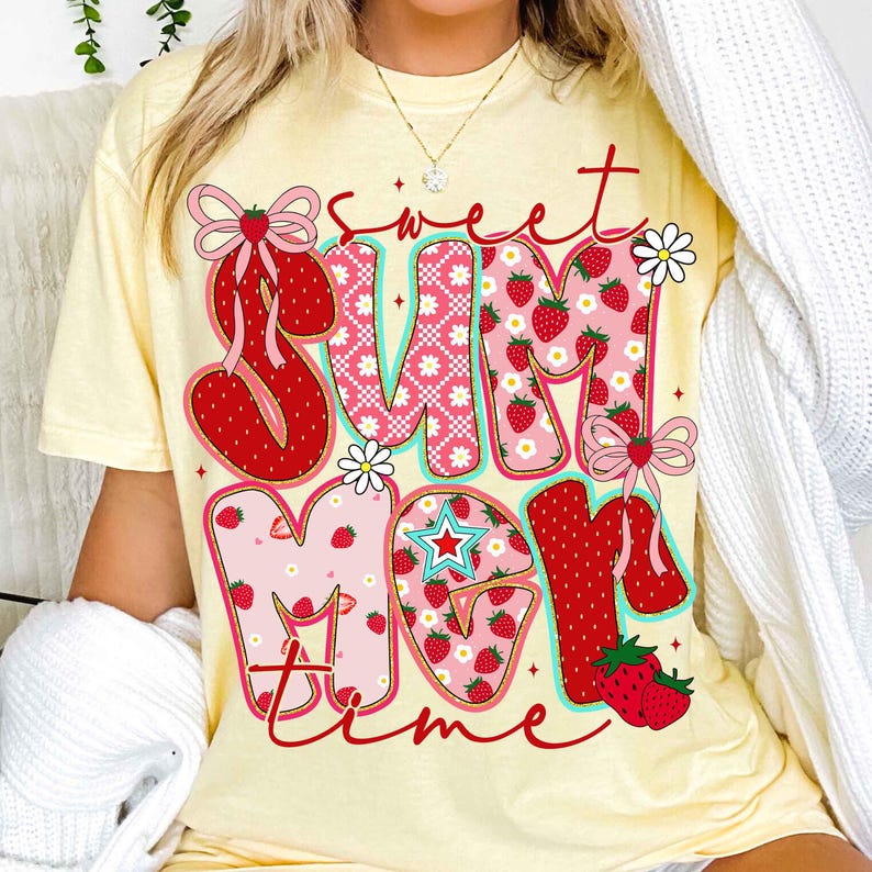 以下が含まれることがあります： 「Sweet Summertime」のデザインが施された、明るい黄色のTシャツ。テキストはイチゴと花柄で埋められ、赤いリボンとデイジーがアクセントになっています。全体的に明るく夏らしいデザインです。