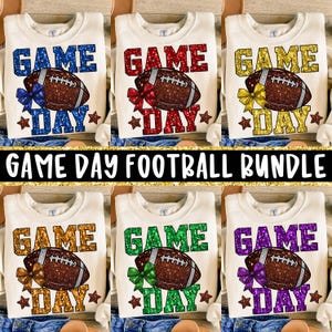Puede incluir: Sudaderas de color crema con las palabras "GAME DAY" y un gr&aacute;fico de f&uacute;tbol. Cada sudadera tiene una combinaci&oacute;n de colores diferente: azul, rojo, dorado, naranja, verde y morado. El texto "GAME DAY FOOTBALL BUNDLE" se muestra en una pancarta.