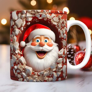 Peut inclure: Une tasse en c&eacute;ramique blanche avec un motif de chemin&eacute;e en briques rouges. Le P&egrave;re No&euml;l sort de la chemin&eacute;e avec un grand sourire et une barbe blanche.