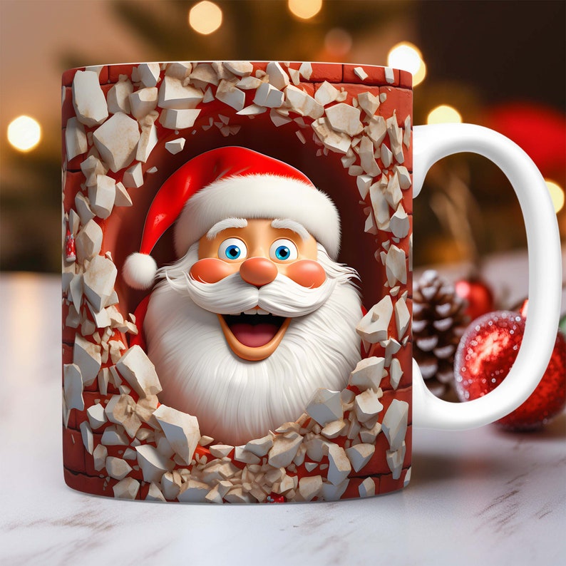 Peut inclure: Une tasse en c&eacute;ramique blanche avec un motif de chemin&eacute;e en briques rouges. Le P&egrave;re No&euml;l sort de la chemin&eacute;e avec un grand sourire et une barbe blanche.