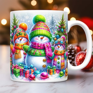 K&ouml;nnte beinhalten: Wei&szlig;e Keramiktasse mit einer Weihnachtsszene mit drei Schneem&auml;nnern, die bunte H&uuml;te, Schals und Pullover tragen. Die Schneem&auml;nner stehen vor einer verschneiten Landschaft mit Weihnachtsb&auml;umen und Geschenken.