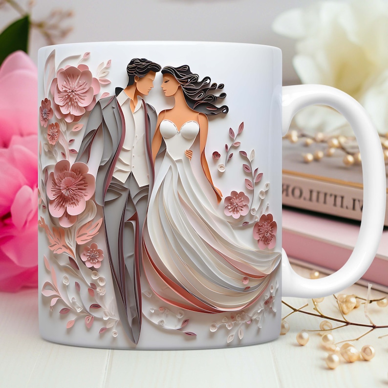 Pode incluir: Caneca de cer&acirc;mica branca com um design de papel cortado de uma noiva e um noivo em um ambiente floral. A noiva est&aacute; usando um vestido branco e o noivo est&aacute; usando um terno cinza. O design &eacute; em tons de rosa, branco e cinza.