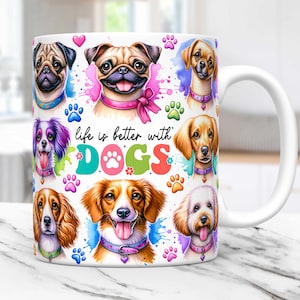 Op de afbeelding: Witte keramische koffiemok met een kleurrijk ontwerp met verschillende hondenrassen en de tekst "life is better with DOGS".