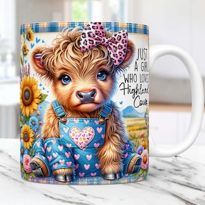 K&ouml;nnte beinhalten: Eine wei&szlig;e Keramiktasse mit einem bunten Design, das eine Comic-Highland-Kuh zeigt, die eine Latzhose und eine rosafarbene Schleife tr&auml;gt. Der Text "Just a girl who loves Highland Cows" ist auf die Tasse gedruckt.