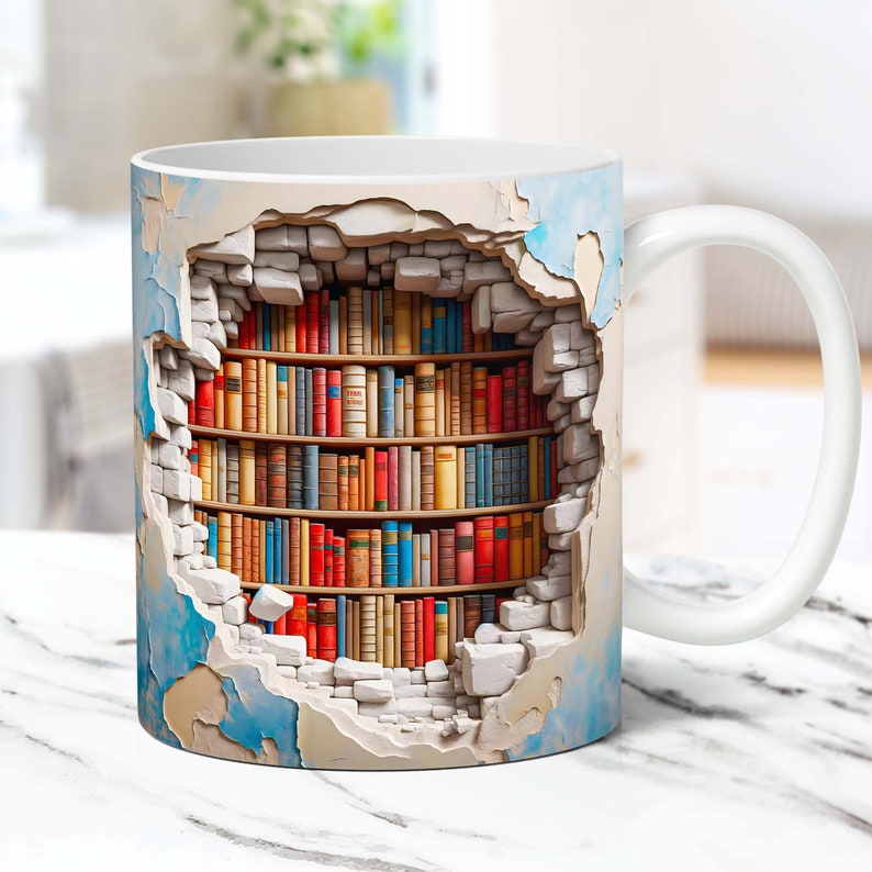 K&ouml;nnte beinhalten: Eine wei&szlig;e Keramiktasse mit einem 3D-Design eines B&uuml;cherregals, das aus einer rissigen Wand bricht. Das B&uuml;cherregal ist mit bunten B&uuml;chern gef&uuml;llt.