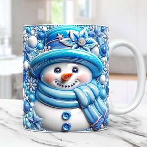 Könnte beinhalten: Eine weiße Keramiktasse mit einem blauen Schneemann-Design. Der Schneemann trägt einen blauen Hut und einen Schal und hat ein weißes Gesicht mit schwarzen Augen und einer Karottennase. Die Tasse ist mit blauen und weißen Perlen und Schneeflocken verziert.
