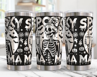 Op de afbeelding: Drie roestvrijstalen bekers met een zwart-wit ontwerp met een skelet dat een drankje vasthoudt met de tekst "Spooky Mama" aan de voorkant.