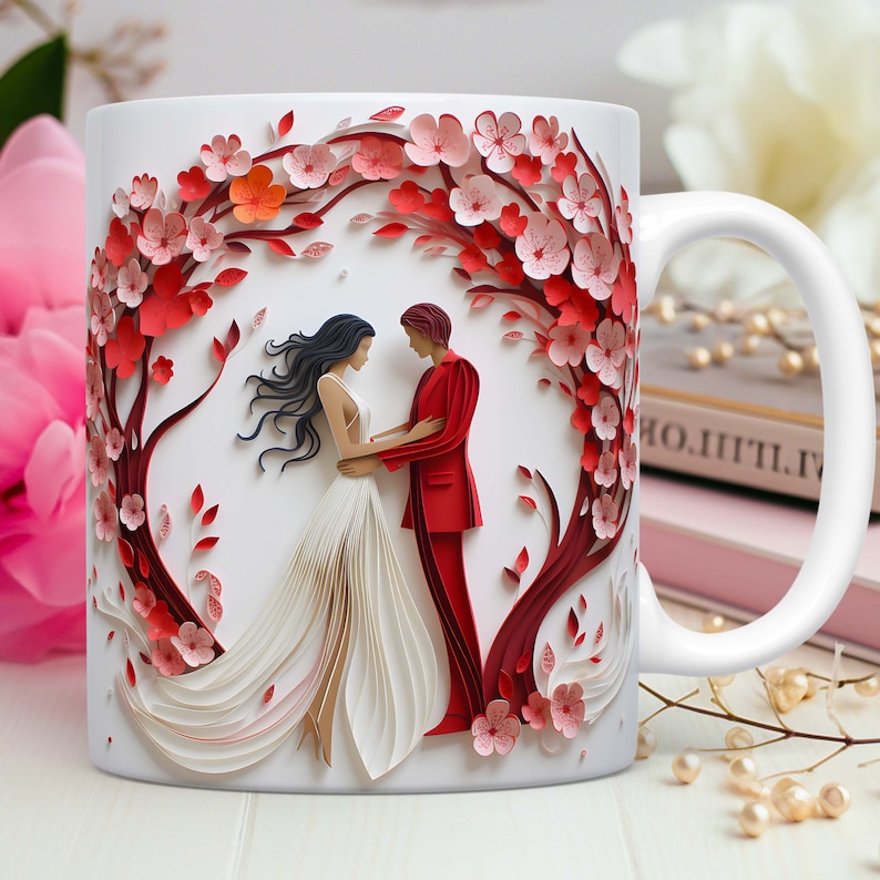 Pode incluir: Caneca de cer&acirc;mica branca com um design de papel cortado em vermelho e branco de um casal em p&eacute; em frente a uma cerejeira em flor. O casal est&aacute; de m&atilde;os dadas e a mulher est&aacute; usando um vestido branco. A caneca tem uma al&ccedil;a do lado direito.