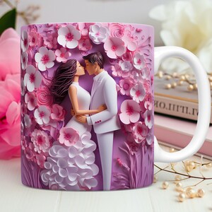 Pode incluir: Caneca de cer&acirc;mica branca com fundo roxo que mostra um casal se beijando cercado por flores de papel rosa e brancas.