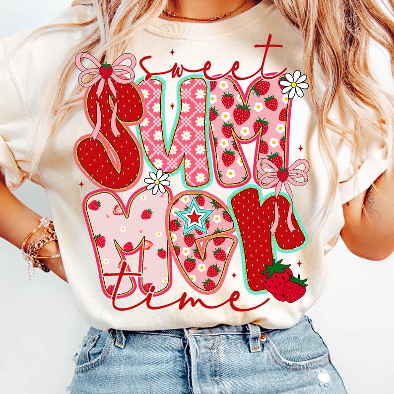 Pu&ograve; includere: Una maglietta bianca con una grafica rossa, rosa e verde che dice "Sweet Summer Time" con fragole e fiori.