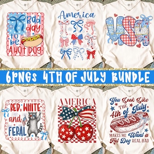 Puede incluir: Una colecci&oacute;n de camisetas blancas con dise&ntilde;os patri&oacute;ticos estadounidenses. Las camisetas presentan varios gr&aacute;ficos, incluyendo perritos calientes, lazos y la palabra "America". Una camiseta tiene un mapache sosteniendo una bandera. Tambi&eacute;n est&aacute; presente el texto "6 PNGS 4TH OF JULY BUNDLE".