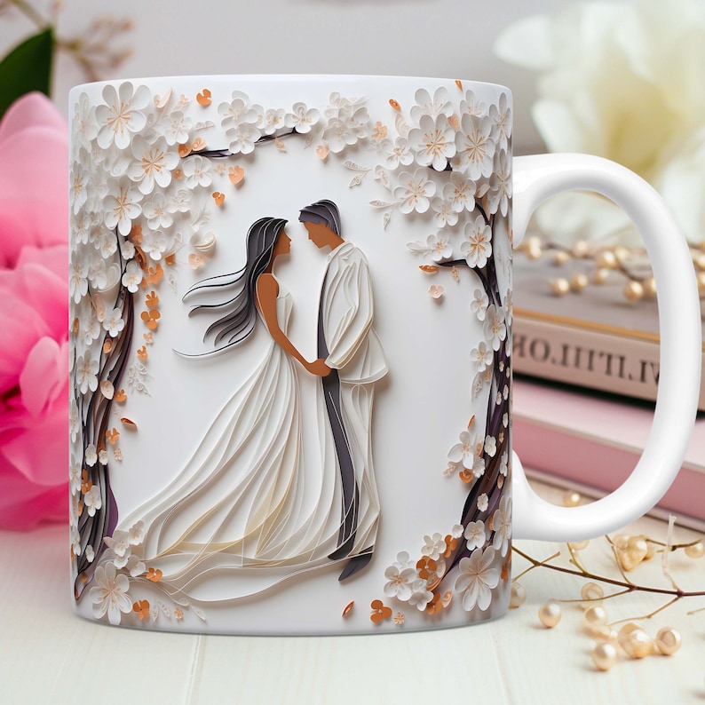 Pode incluir: Caneca de cer&acirc;mica branca com um design de papel cortado de um casal com um vestido de noiva e um terno de p&eacute; em frente a um arco floral. O design &eacute; em tons de branco, marrom e dourado.