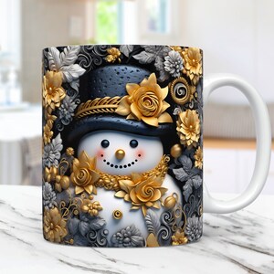 K&ouml;nnte beinhalten: Wei&szlig;e Keramiktasse mit einem Schneemann-Design. Der Schneemann tr&auml;gt einen schwarzen Zylinder und ist von goldenen und silbernen floralen Verzierungen umgeben. Der Schneemann hat eine goldene Nase, rosige Wangen und einen l&auml;chelnden Mund.