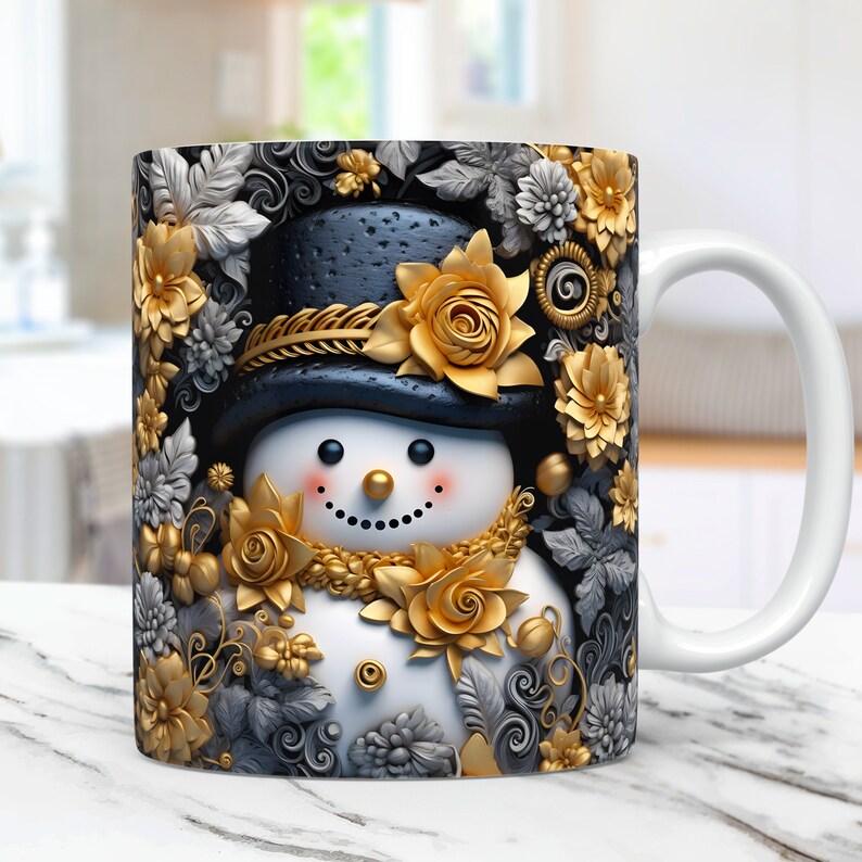 K&ouml;nnte beinhalten: Wei&szlig;e Keramiktasse mit einem Schneemann-Design. Der Schneemann tr&auml;gt einen schwarzen Zylinder und ist von goldenen und silbernen floralen Verzierungen umgeben. Der Schneemann hat eine goldene Nase, rosige Wangen und einen l&auml;chelnden Mund.