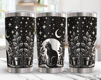 Puede incluir: Tres vasos de acero inoxidable con un diseño en blanco y negro que presenta un gato, plantas y una luna creciente sobre un cielo estrellado.
