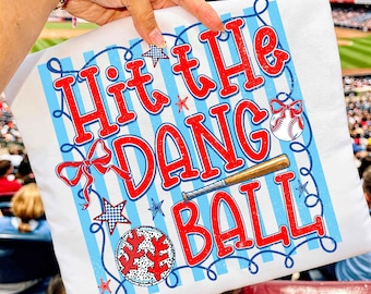 ¡Golpea la maldita pelota! PNG, Béisbol preppy PNG, Día de juego PNG, Diseño de camiseta divertida para amantes del béisbol, Gráfico de béisbol retro, Papá fanático del béisbol juvenil