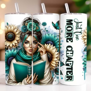 Könnte beinhalten: Ein weißer Becher mit einem Design aus blaugrünen und gelben Sonnenblumen. Eine Frau mit blaugrünem Haar und Brille liest ein Buch. Der Text auf dem Becher lautet "Just One More Chapter".
