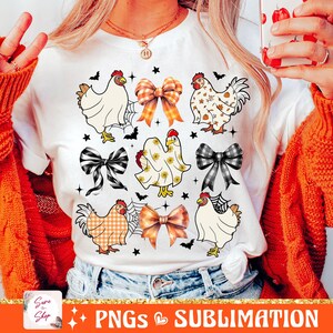Op de afbeelding: Wit T-shirt met een ontwerp van kippen en strikken in oranje, zwart en wit. Het ontwerp bevat de tekst "Sure to Shop".