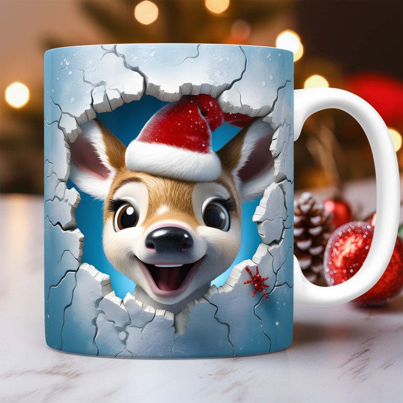 Peut inclure: Une tasse en c&eacute;ramique blanche avec un fond bleu et un cerf de dessin anim&eacute; portant un bonnet de P&egrave;re No&euml;l rouge qui sort d'un mur fissur&eacute;. Le cerf a une fourrure brune et de grands yeux bruns.