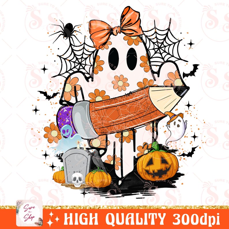 Puede incluir: Un fantasma blanco con un lazo y un l&aacute;piz, rodeado de decoraciones de Halloween naranjas y negras. El fantasma lleva un estampado floral y sostiene un gran l&aacute;piz naranja. Tambi&eacute;n hay l&aacute;pidas, calabazas y una telara&ntilde;a en la imagen.