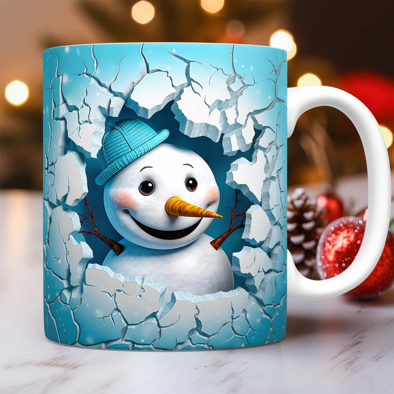 Peut inclure: Une tasse en c&eacute;ramique blanche avec un motif de bonhomme de neige bleu et blanc. Le bonhomme de neige sort d'un mur bleu fissur&eacute;.
