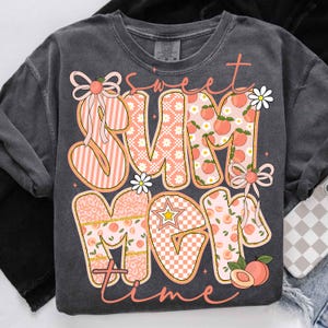 以下が含まれることがあります： 「Sweet Sum Mom Time」の文字がピーチと白のデザインで描かれた濃いグレーのTシャツ。文字はストライプ、桃、花柄で装飾されています。デザインにはリボン、デイジー、星が含まれています。