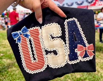 PNG de patchwork falso de EE. UU., sublimación de letras de encaje del 4 de julio, diseño de camisa con lazo patriótico Coquette, PNG patriótico, gráfico de la bandera estadounidense