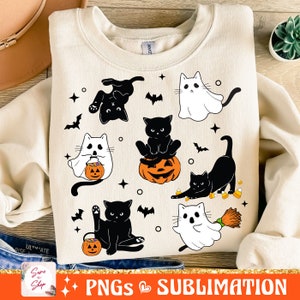 以下が含まれることがあります： 白地に黒と白のハロウィンの猫のデザインが施されたスウェットシャツ。デザインには、幽霊や魔女に扮した猫や、カボチャを持った猫が描かれています。猫の周りはコウモリと星で囲まれています。