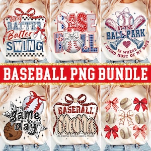 Może przedstawiać: Pakiet cyfrowych plików do pobrania z sześcioma wzorami graficznymi o tematyce baseballowej w kolorach czerwonym, białym i niebieskim. Wzory zawierają tekst, taki jak "Hey Batter Batter Swing", "Baseball", "At the Ballpark", "Game Day", "Baseball Mama" oraz wzór z piłkami baseballowymi i kokardkami.