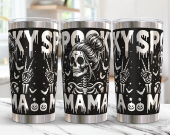 Op de afbeelding: Drie roestvrijstalen bekers met een zwart-wit ontwerp. Het ontwerp bevat een schedel met een knot, vleermuizen en de tekst "Spooky Mama".