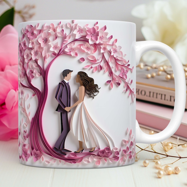 Pode incluir: Caneca de cer&acirc;mica branca com um design de papel recortado em rosa e branco que representa um casal em p&eacute; sob uma &aacute;rvore. O casal &eacute; um homem com um terno escuro e uma mulher com um vestido branco.