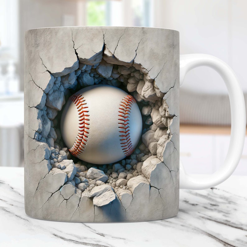 K&ouml;nnte beinhalten: Eine wei&szlig;e Keramiktasse mit einem Design, das einen Baseball zeigt, der durch eine rissige Betonwand bricht. Der Baseball ist wei&szlig; mit roten N&auml;hten.