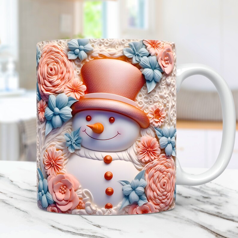 K&ouml;nnte beinhalten: Wei&szlig;e Keramiktasse mit einem 3D-Schneemann-Design mit Zylinder, umgeben von pfirsichfarbenen und blauen Blumen. Der Schneemann hat eine Karottennase und Kn&ouml;pfe. Ein dekorativer und festlicher Artikel.