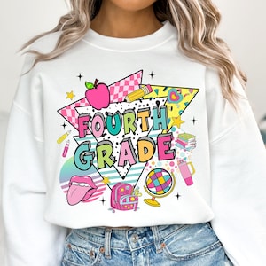 K&ouml;nnte beinhalten: Wei&szlig;er Pullover mit einem bunten Grafikdesign mit den Worten "FOURTH GRADE" im Retro-Stil. Das Design enth&auml;lt eine Vielzahl von schulthemenbezogenen Symbolen, wie einen Apfel, einen Bleistift, einen Rucksack und einen Globus.