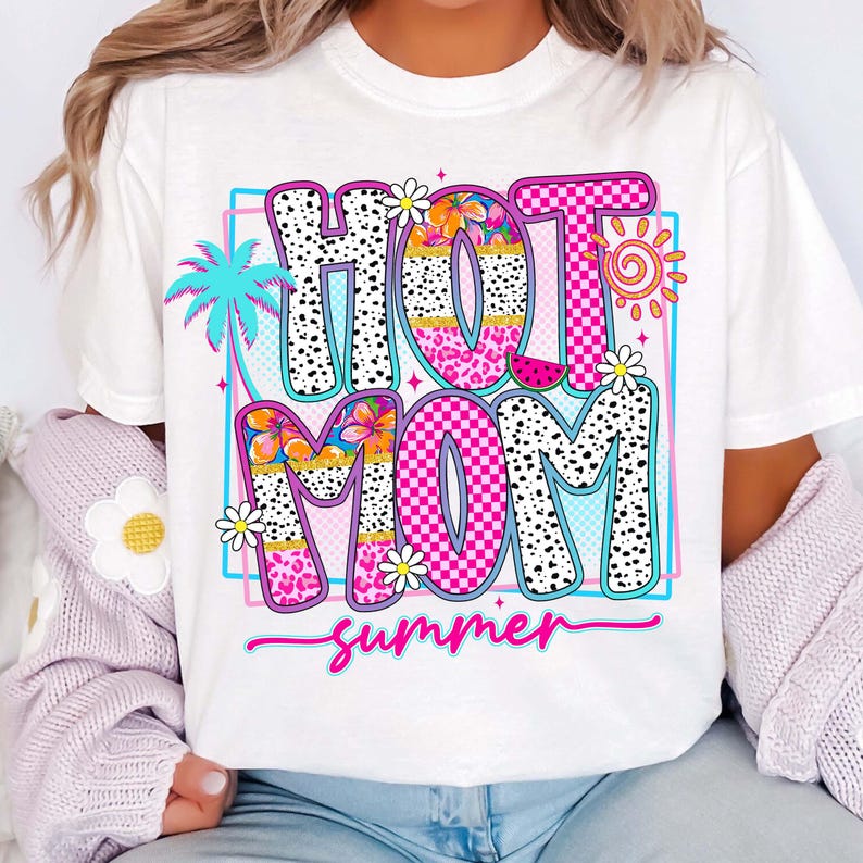 Puede incluir: Camiseta blanca con un gr&aacute;fico colorido que dice "HOT MOM summer". El dise&ntilde;o incluye una palmera, flores, un sol y una rodaja de sand&iacute;a. Las letras est&aacute;n en varios patrones y colores.