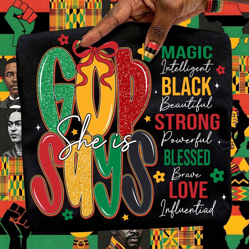 Puede incluir: Camiseta negra con la frase "GOD SAYS She is" en rojo, verde y amarillo, con palabras adicionales como "MAGIC" y "BLACK". El dise&ntilde;o se acent&uacute;a con motivos florales y de estrellas, y un lazo rojo.